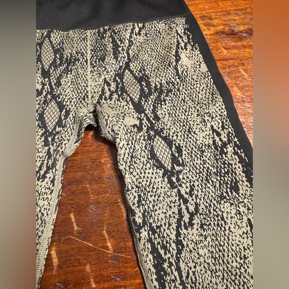 Fabletics Pants - Fabletics Snake skin Leggings Size Small